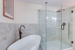 Spacious Stockbridge Manor: Pool Table, 2 Kitchens