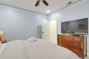 Spacious Stockbridge Manor: Pool Table, 2 Kitchens