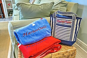 Harbor Oaks Haven: Walk to Front Beach & Downtown!