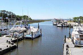 Harbor Oaks Haven: Walk to Front Beach & Downtown!