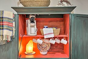 Cozy & Quiet Studio w/ Porch, Near Scenic Railway!