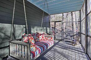 Cozy & Quiet Studio w/ Porch, Near Scenic Railway!