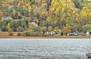 Lakefront Hiawassee Home w/ Boat Dock & Hot Tub!