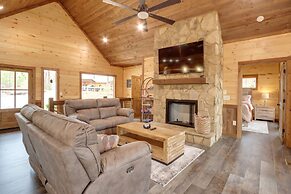 Luxe Morganton Cabin: Hot Tub, Fire Pit, Game Room