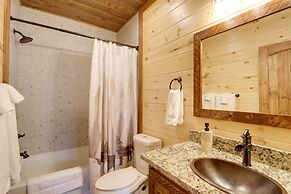 Luxe Morganton Cabin: Hot Tub, Fire Pit, Game Room