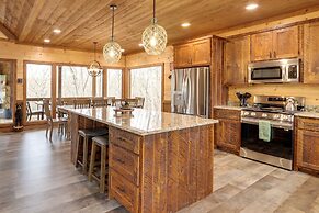 Luxe Morganton Cabin: Hot Tub, Fire Pit, Game Room