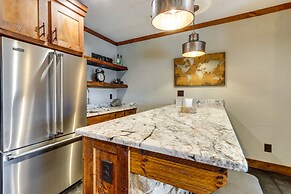 Spacious Blue Ridge Cabin w/ Hot Tub & Fire Pit!