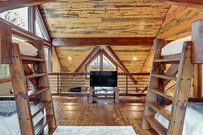 Spacious Blue Ridge Cabin w/ Hot Tub & Fire Pit!