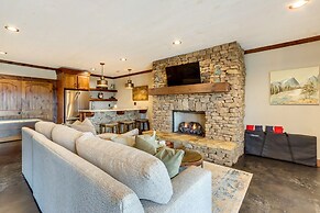 Spacious Blue Ridge Cabin w/ Hot Tub & Fire Pit!
