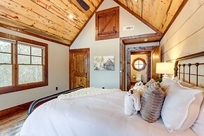 Spacious Blue Ridge Cabin w/ Hot Tub & Fire Pit!
