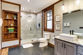 Spacious Blue Ridge Cabin w/ Hot Tub & Fire Pit!