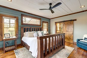 Spacious Blue Ridge Cabin w/ Hot Tub & Fire Pit!