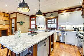 Spacious Blue Ridge Cabin w/ Hot Tub & Fire Pit!