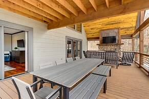 Spacious Blue Ridge Cabin w/ Hot Tub & Fire Pit!