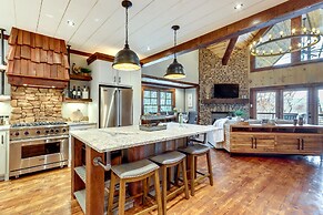 Spacious Blue Ridge Cabin w/ Hot Tub & Fire Pit!