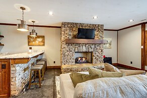 Spacious Blue Ridge Cabin w/ Hot Tub & Fire Pit!