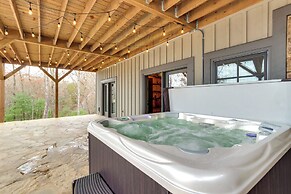 Spacious Blue Ridge Cabin w/ Hot Tub & Fire Pit!