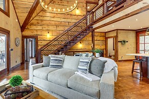Spacious Blue Ridge Cabin w/ Hot Tub & Fire Pit!
