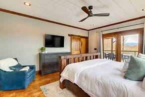 Spacious Blue Ridge Cabin w/ Hot Tub & Fire Pit!