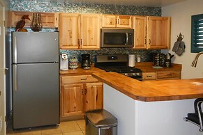 Tucson Home w/ BBQ & Patio, 5 Mi to A Mountain!