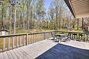 Douglasville Retreat w/ Deck, Dogs Welcome!