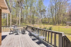 Douglasville Retreat w/ Deck, Dogs Welcome!