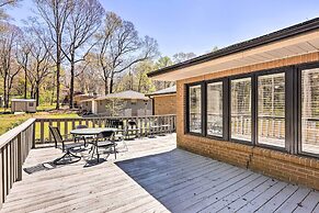Douglasville Retreat w/ Deck, Dogs Welcome!