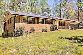 Douglasville Retreat w/ Deck, Dogs Welcome!