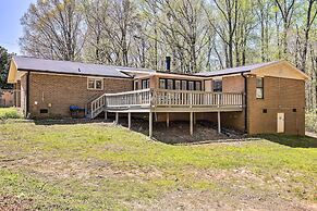 Douglasville Retreat w/ Deck, Dogs Welcome!