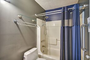 Centrally Located Hampton Home: 6 Mi to Downtown!