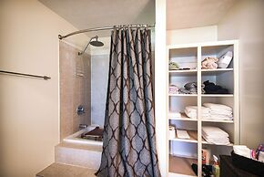 Centrally Located Hampton Home: 6 Mi to Downtown!