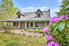 Hiawassee Getaway w/ Deck, Mountain & Lake Views!