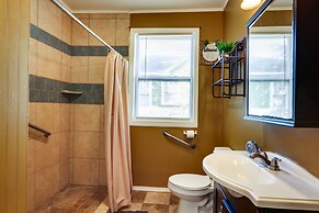 Spacious Albany Retreat Near Flint River Trail!
