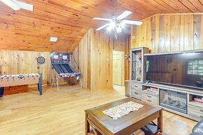 Wooded Blue Ridge Cabin: 2 Decks, Fire Pit!