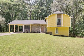 Fairburn Home w/ 2 Decks, Grill & Outdoor Dining!