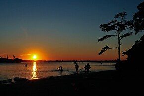 Colorful Virginia Beach Studio - Steps to Beach!