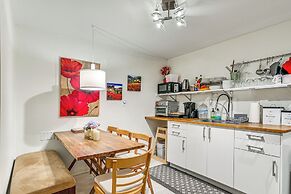 Lush Portland Flat w/ Fire Pit, 4 Mi to Dtwn!