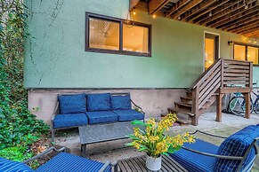 3 Mi to Downtown Portland: Lush Flat w/ Fire Pit