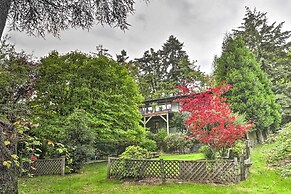 3 Mi to Downtown Portland: Lush Flat w/ Fire Pit