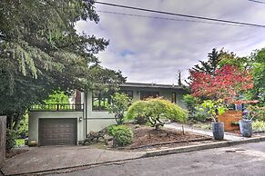 3 Mi to Downtown Portland: Lush Flat w/ Fire Pit