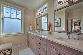 Sunny Seattle Home w/ Deck ~ 6 Mi to Downtown