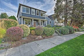 Sunny Seattle Home w/ Deck ~ 6 Mi to Downtown