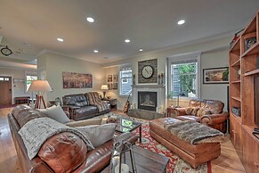 Sunny Seattle Home w/ Deck ~ 6 Mi to Downtown