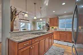 Sunny Seattle Home w/ Deck ~ 6 Mi to Downtown