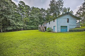 Quiet Home w/ Fire Pit - 1 Mi to Downtown Acworth!