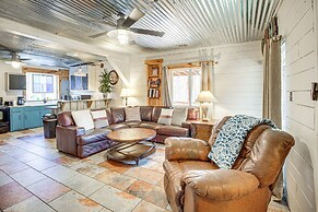 Cozy Summerville Cabin: Private Hot Tub, Fire Pit!