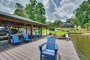 Luxe Lake Sinclair Living: Private Dock and Beach!