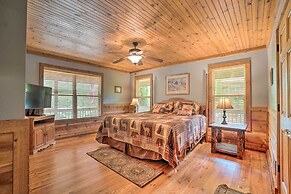 Mountain-view Cabin w/ Hot Tub, Near Lake Chatuge!