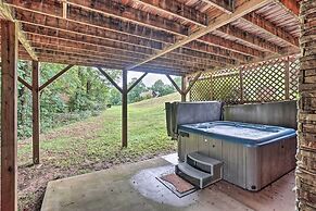 Mountain-view Cabin w/ Hot Tub, Near Lake Chatuge!