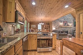 Mountain-view Cabin w/ Hot Tub, Near Lake Chatuge!